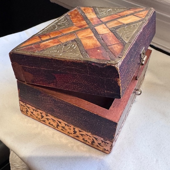 ⚡️Vintage Victorian Style Wooden Jewelry Box with Intricate Design ⚡️ - Picture 11 of 16